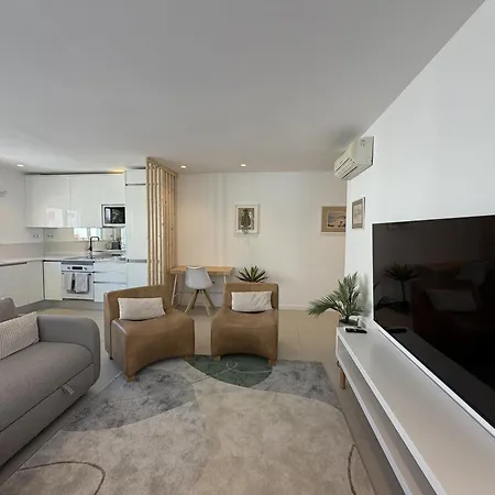 Town 2-bedroom Classy Appartamento